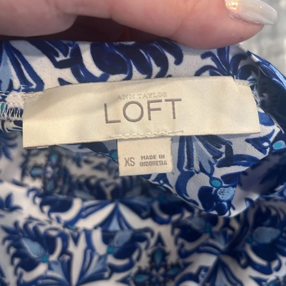 LOFT Blue and White Mediterranean Print Short Sleeve Blouse (Size XS)